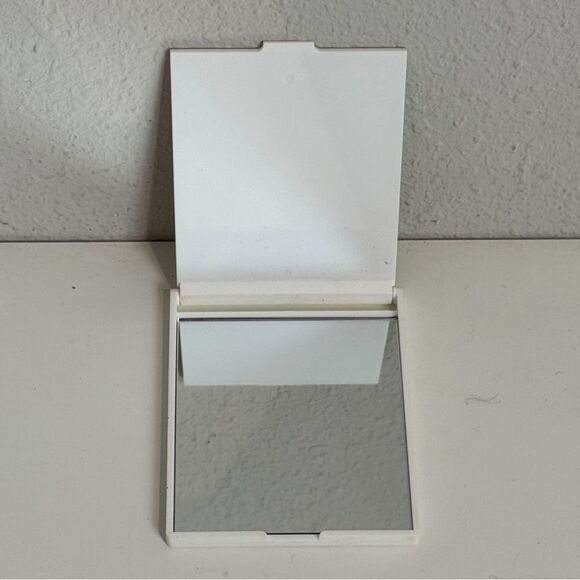 Lilly Pulitzer Estée Lauder Tropical Compact Mirror - Picture 3 of 6